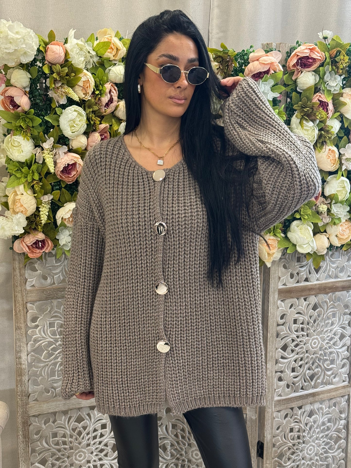 Gilet long taupe à boutons dorée